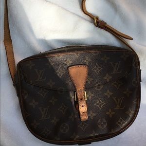 Louis Vuitton crossbody jeune fille